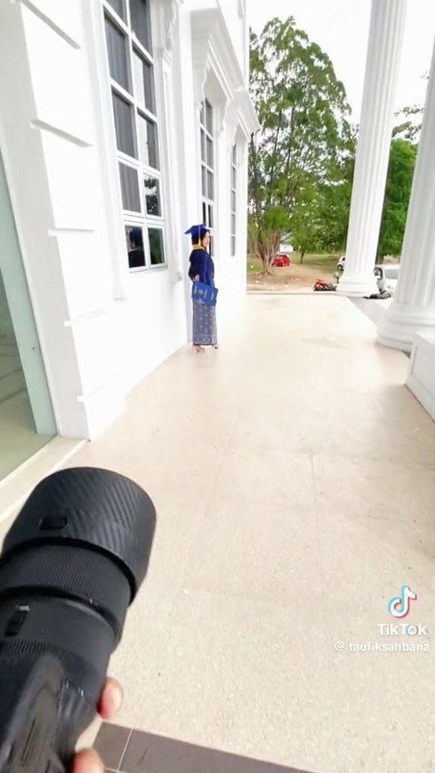 Viral Mantan Kekasih Jadi Fotografer saat Wisuda, Ngefoto Sambil Ngeroasting