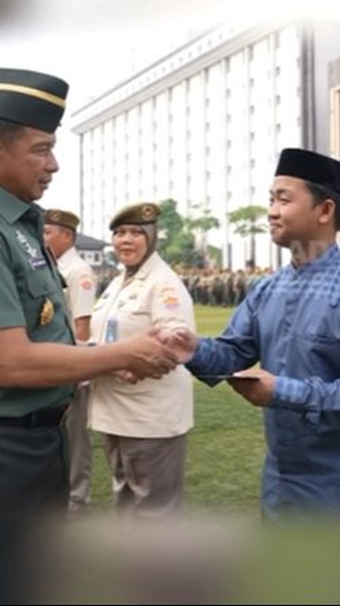 Panglima TNI Agus Subianto Beri Hadiah Prajuritnya yang Suka Sholat ke Masjid, 'Saya Akan Mengumrohkan'
