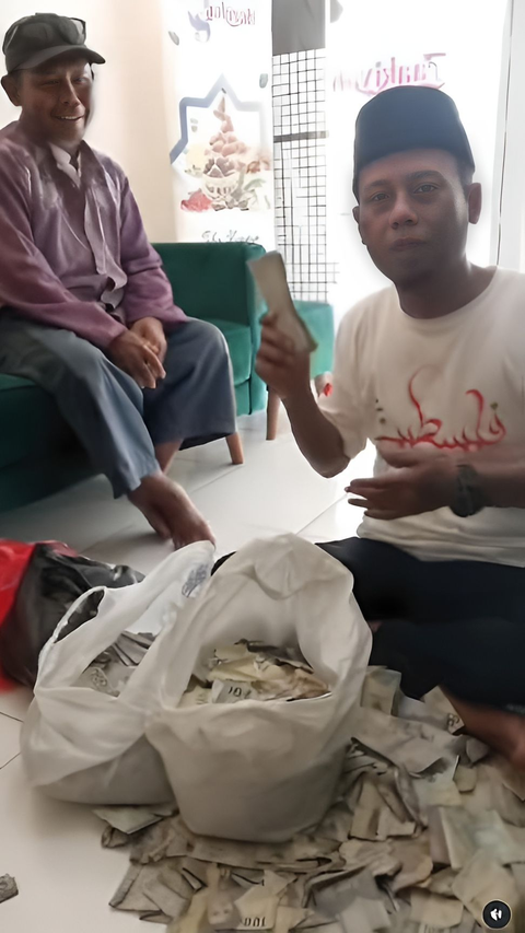 Viral Parking Attendant Pays for Umrah for the 4th Time, Using Rp2 Thousand Bills in Plastic Bag