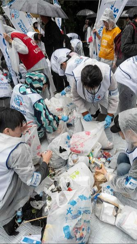 Japan Holds 1-Hour Litter Picking Competition