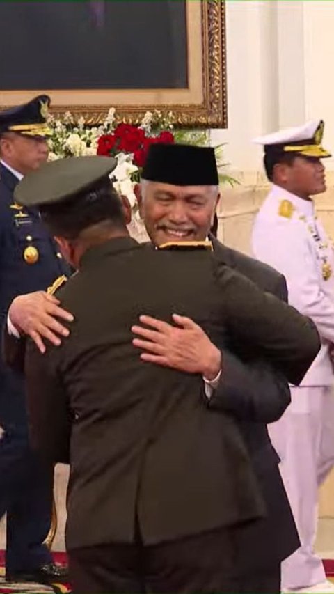 VIDEO: Luhut Nangis Bangga Tepuk Pipi Kasad TNI Jenderal Maruli Dilantik Jokowi