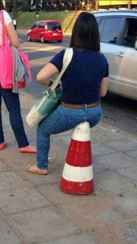 10 Potret Traffic Cone Dipakai untuk Keperluan Tak Terduga, Ternyata Fungsinya Bukan Cuma Pembatas Jalan