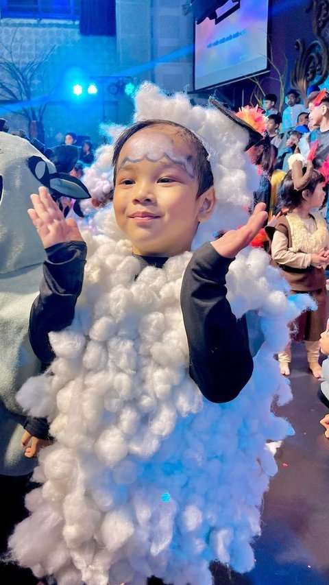 Maximum Cuteness, Portrait of Gala Sky as a Sheep during his First Art Performance