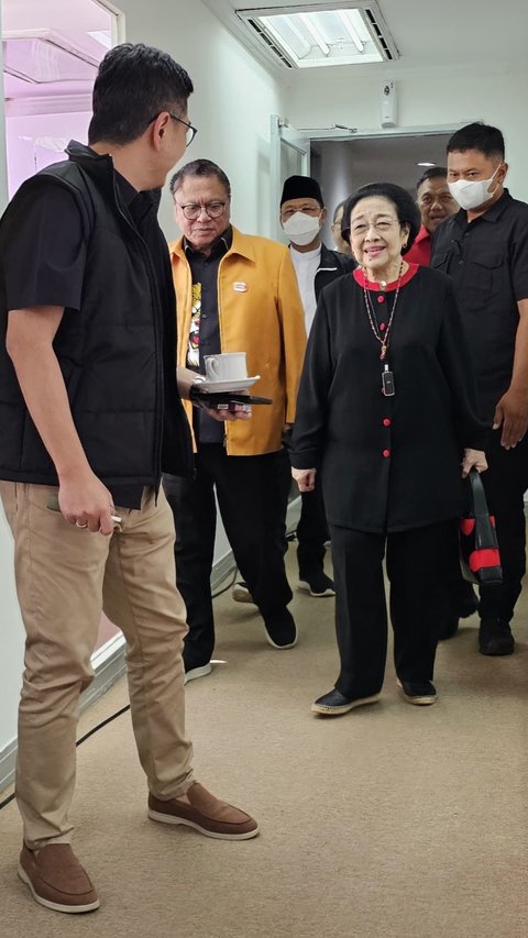 Senyum Megawati saat Rapat Bareng TPN di Kebon Sirih