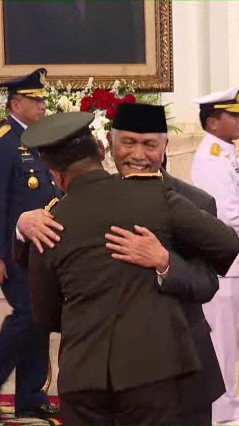 VIDEO: Tangis Haru Luhut Hormat Bangga Maruli Jadi Kasad TNI Dilantik Jokowi di Istana