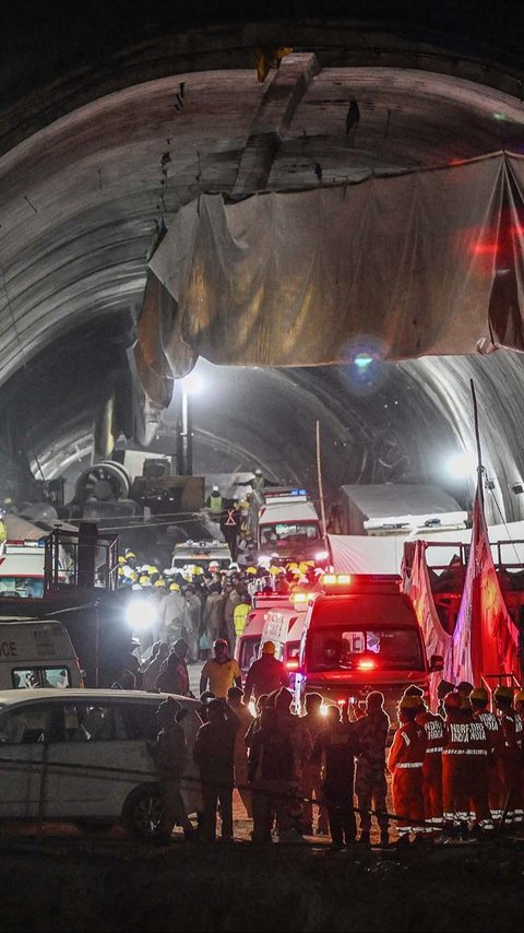 FOTO: Momen 41 Pekerja Berhasil Diselamatkan dari Terowongan Himalaya Setelah 17 Hari Terjebak