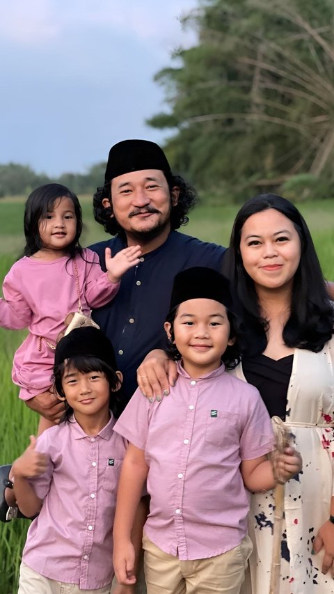 Potret Hangatnya Keluarga Isa Bajaj yang Kini Menetap di Magetan