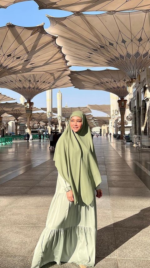 Portrait of Maia Estianty's Choice of Islamic Clothing During Umrah