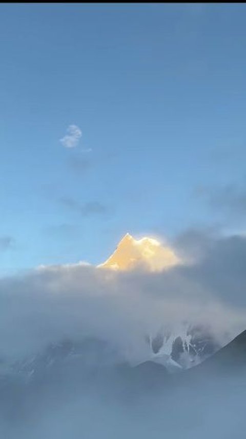 Penampakan Berkilau Gunung 'Paling Suci' bak Gundukan Emas, Dilarang Didaki Punya Julukan yang Unik
