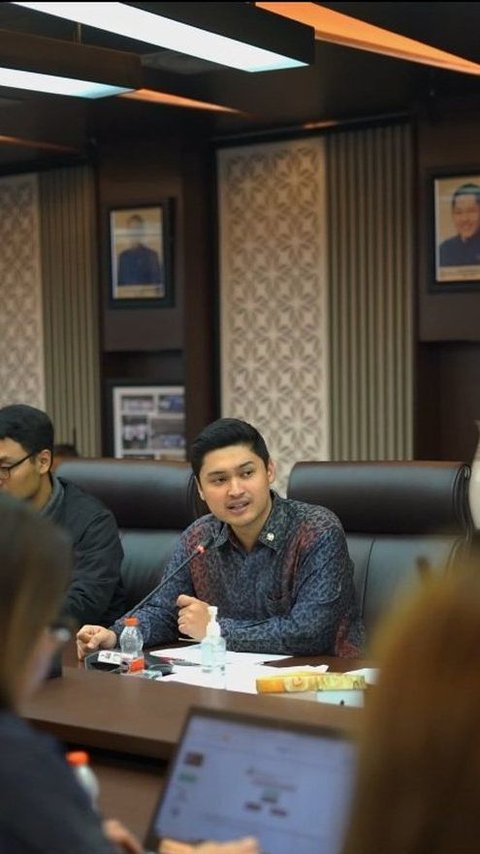 Potret Rizki Natakusumah, Anggota DPR Ganteng Pacar Beby Tsabina