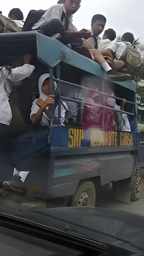 10 Potret Lawas Transportasi Anak Sekolah Zaman Dulu, Gelantungan di Angkot hingga Naik Mobil Pickup