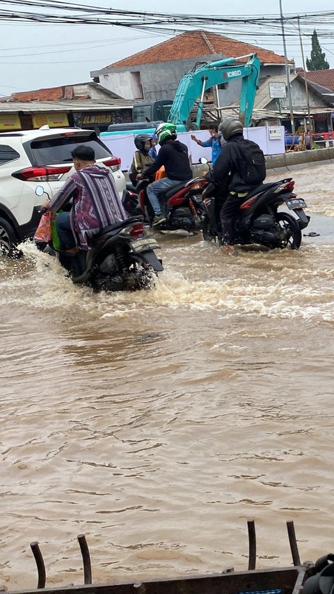 Kali Meluap Sebabkan Simpang Mampang Depok Banjir & Macet Parah, Jalur Ini Bisa jadi Alternatif