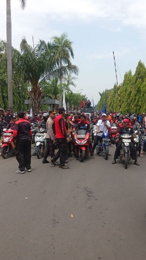 Buruh Demo Kenaikan UMK 2024, Sejumlah Jalan Arteri di Bekasi Macet