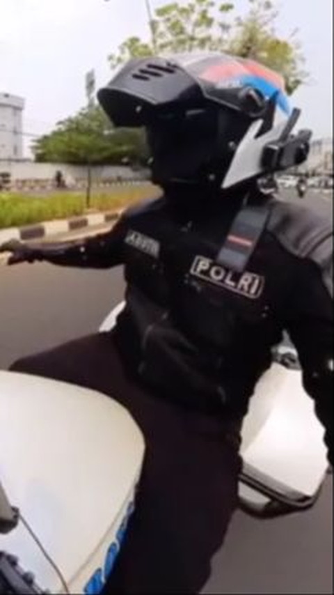 Aksi Polisi Baik Hati Abster Matthew, Bantu Penyandang Disabilitas Menyeberang Jalan dengan Aman