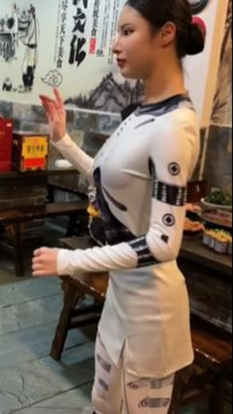 This Waitress Went Viral for Serves Food with Robot-Like Movement