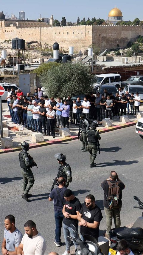 FOTO: Muslim Palestina Tak Gentar Salat Jumat di Tengah Penjagaan Ketat Polisi Israel Bersenjata Lengkap
