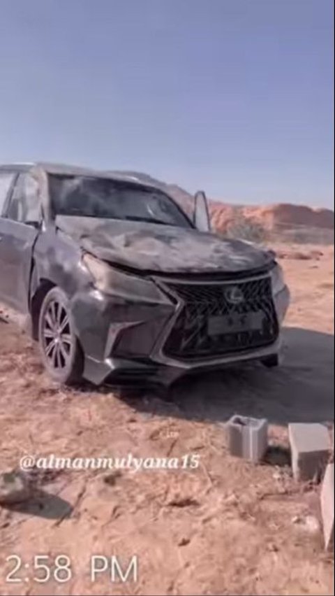 Portrait of Luxury Car Trash in Mecca, Lexus IDR 3 Billion Dumped in the Desert