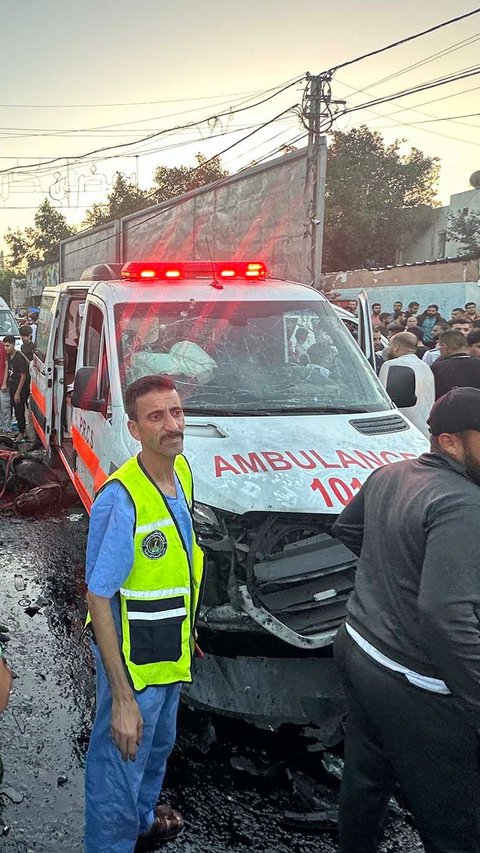 FOTO: Biadab! Israel Bombardir Konvoi Ambulans di RS Al-Shifa Jalur Gaza