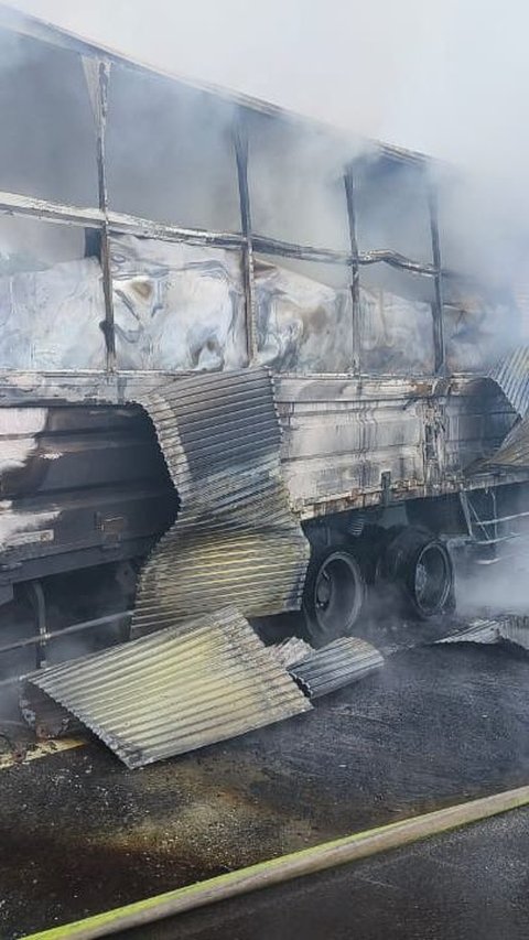 Truk Ekspedisi Angkut Sepeda Listrik Hangus Terbakar di Tol Permai