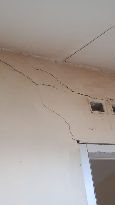 Rumah Bantuan Pemerintah Retak-Retak Dampak Gempa M6,3 di Kupang