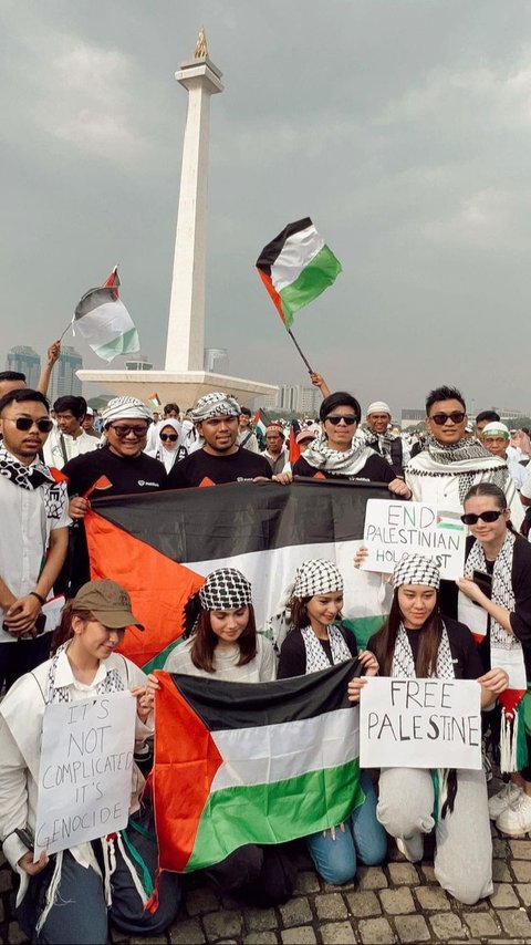 Potret Aksi Bela Palestina di Monas Penuh Lautan Manusia, Sederet Selebritis Ikut Turun