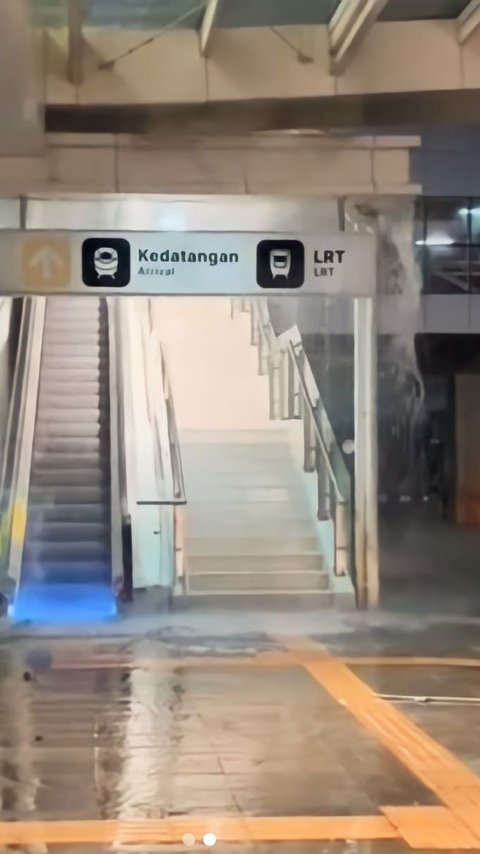 Kondisi Atap Stasiun Kereta Cepat Whoosh Setelah Bocor Paska Hujan Besar di Jakarta