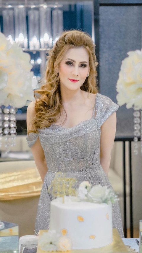 Portrait of Citra Kristinna, Mother of Laura Moane with a Gray Dress like a Living Barbie