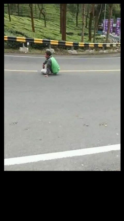 12 Potret Tingkah Nyeleneh Driver Ojol saat Istirahat, Malah Drama Bikin Orang Lain Melongo