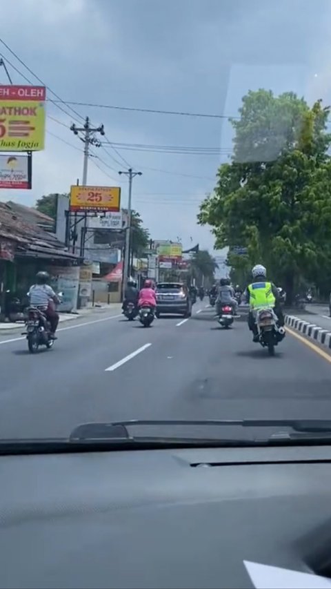 Ngebut Kejar Pengendara Motor untuk Ditilang, Polisi Ini Berujung Dapat Malu