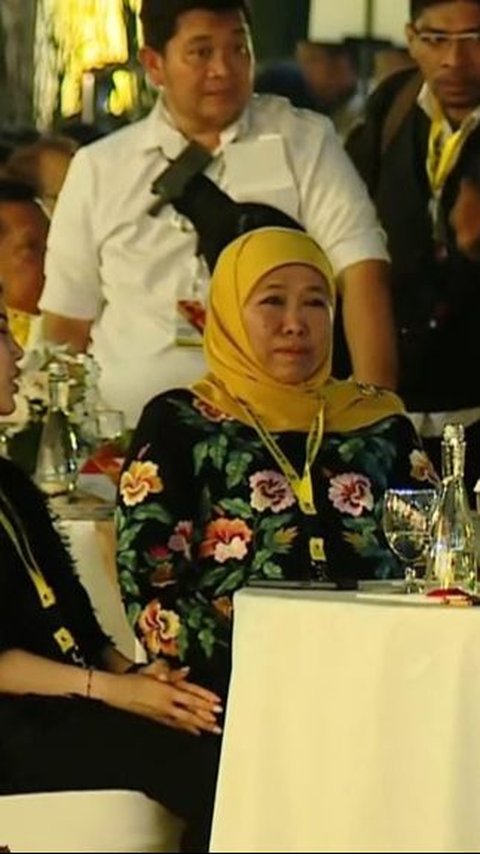 VIDEO: Berhijab Kuning, Khofifah Penuh Tawa Hadir di HUT ke-59 Golkar