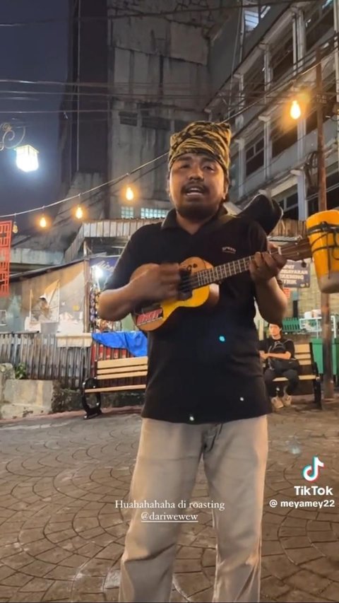 Pengamen Ini Roasting Dua Sejoli yang Sedang Pacaran, Aksi Kreatifnya Viral