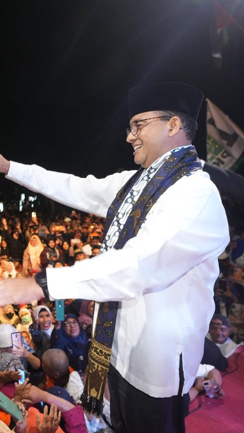 VIDEO: Anies Cium Tangan Istri Gus Dur, Beda Pilihan Tetap Saling Mendoakan