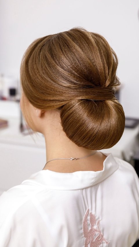 Classic Low Bun, Simple Hairdo for an Office Look