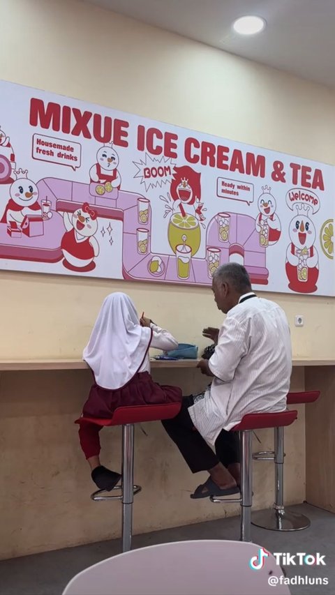 Momen Manis Ayah Temani Putrinya Makan Es Krim Bikin Terharu