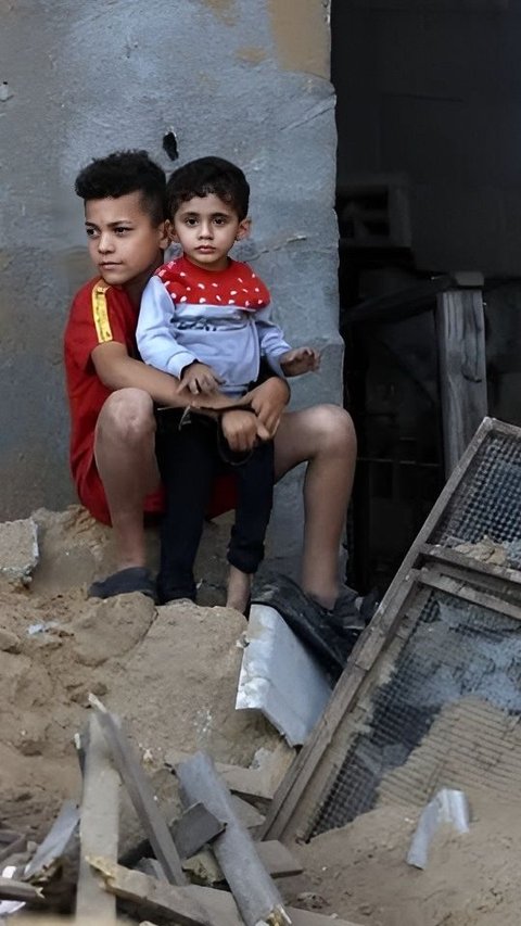 Di Tengah Dentuman Bom, Bocah Palestina Ini Tenangkan Diri dengan Zikir