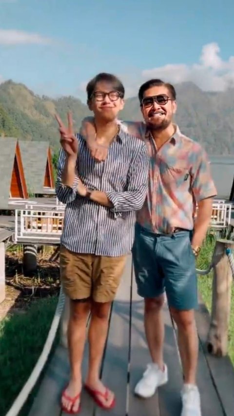 Disebut Fashionable, 8 Foto Kedekatan Ferry Salim dan Brandon Salim Bak Kakak Adik!