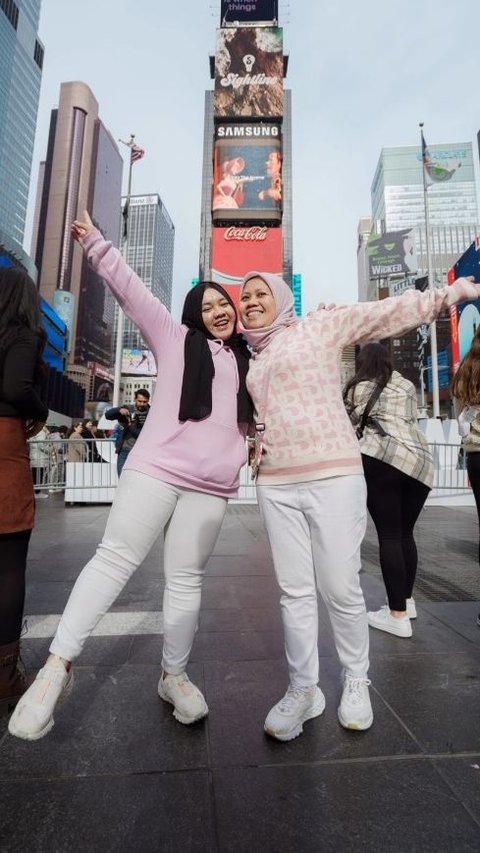 Foto-foto Sus Rini Pengasuh Rayyanza di Times Square New York, Tulis Pesan yang Bikin Terenyuh 'Ya Allah Terima Kasih'