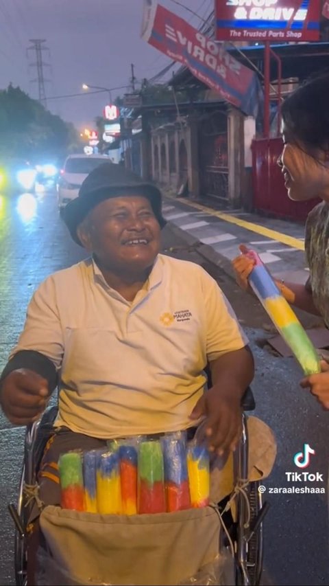 Tetap Jualan Kemoceng Meski Harus Pakai Kursi Roda, Ini Kisah Haru Pak Marmin