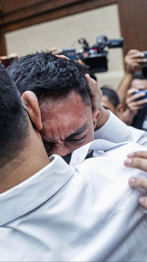 VIDEO: Mario Dandy Nangis, Peluk Dicium Rafael Alun di Persidangan