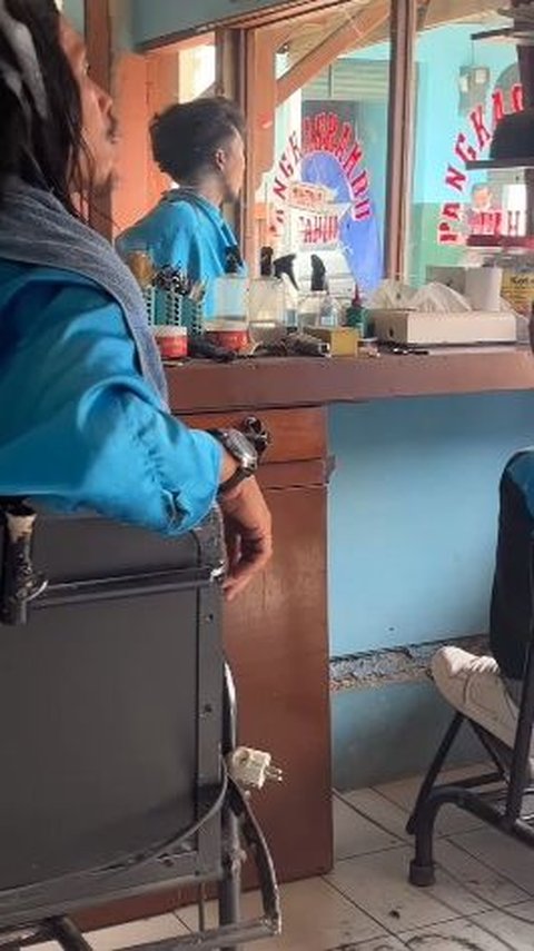 Momen Kocak Tukang Cukur Kabur saat Listrik Mati, Padahal Belum Selesai Potong Rambut Customer