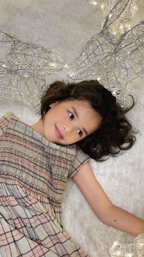7 Potret Clover Anak Renata Kusmanto dan Fachri Albar, Cantik dan Berbakat Jadi Model