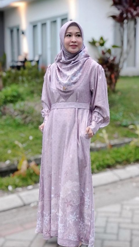 3 Gaya Hijab Stylish Okie Agustina, Tetap Memesona di Usia 40