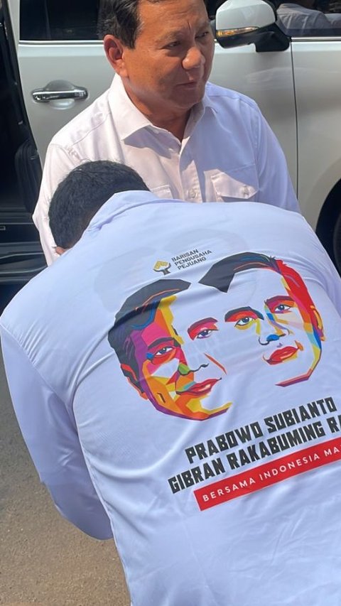 Berbaju Prabowo-Gibran, Bobby Nasution Membungkuk Cium Tangan Prabowo