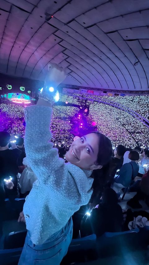 10 Momen Keseruan Prilly Latuconsina Nonton Konser Coldplay di Jepang, Penampilannya Bikin Salfok