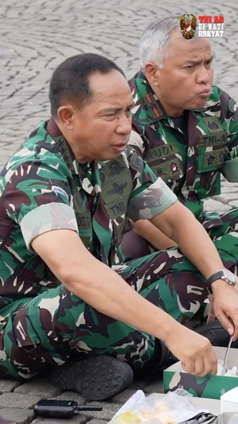 Merakyat, Kasad Agus Subiyanto Makan Nasi Kotak di Emperan Monas Bareng Prajurit TNI dari Pangkat Rendah Sampai Perwira