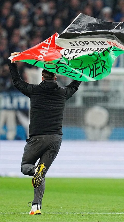FOTO: Aksi Suporter Berbendera Palestina Terobos Laga FC Copenhagen vs MU, Tuliskan Pesan Menyentuh