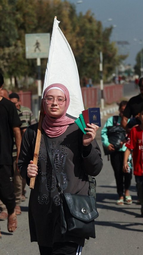 Terusir dari Tanahnya, Ribuan Warga Gaza Jalan Kaki Menuju ke Selatan Sambil Bawa Bendera Putih