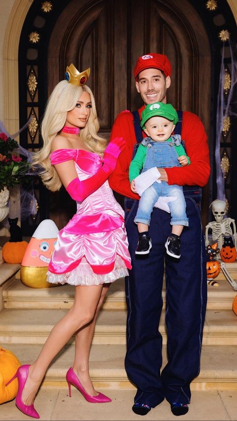 Potret Seru Keluarga Paris Hilton dan Carter Reum yang Suka Pesta Kostum