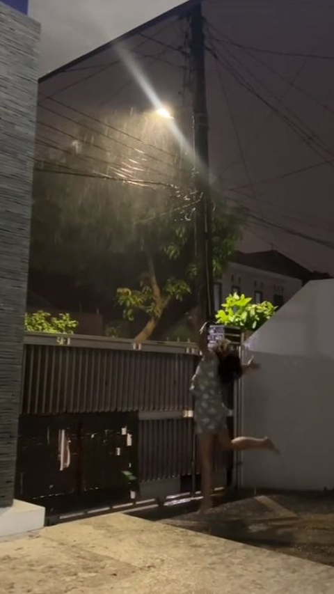 Detik-Detik Mengerikan Wanita Hampir Disambar Petir Saat Asyik Menari di Bawah Hujan