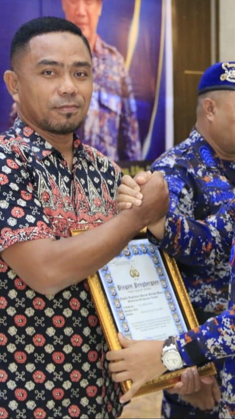 Bupati Taliabu Terima Penghargaan dari Polda Maluku Utara